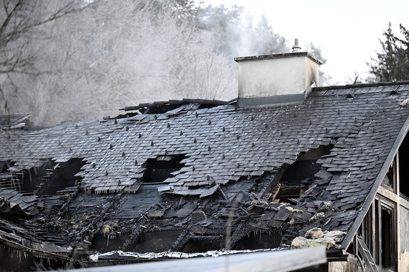 Das Feuer zerstörte das gesamte Gebäude (Bild: Ersteller : Hermann Sobe , 9232 Rosegg, Urheberrecht , Credit -Photo by Medienservice HS Sobe)