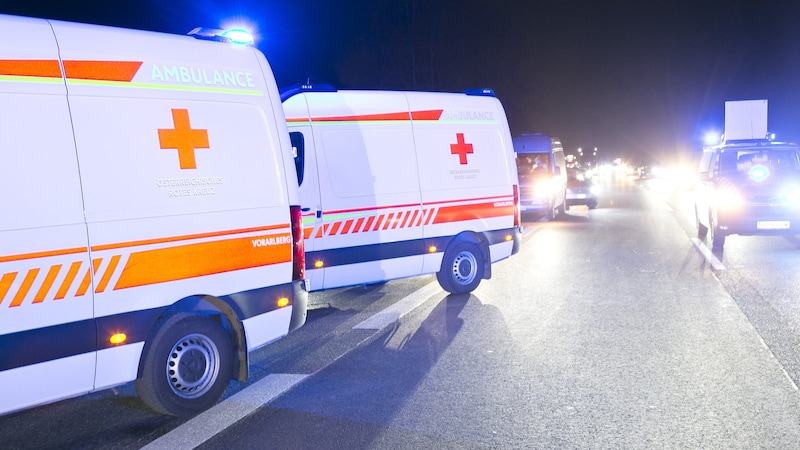 Die A14 (Fahrtrichtung Deutschland) musste für knapp 40 Minuten gesperrt werden.  (Bild: Mathis Fotografie)