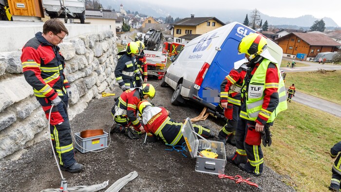 Die Florianis beim Sichern des Wagens. 