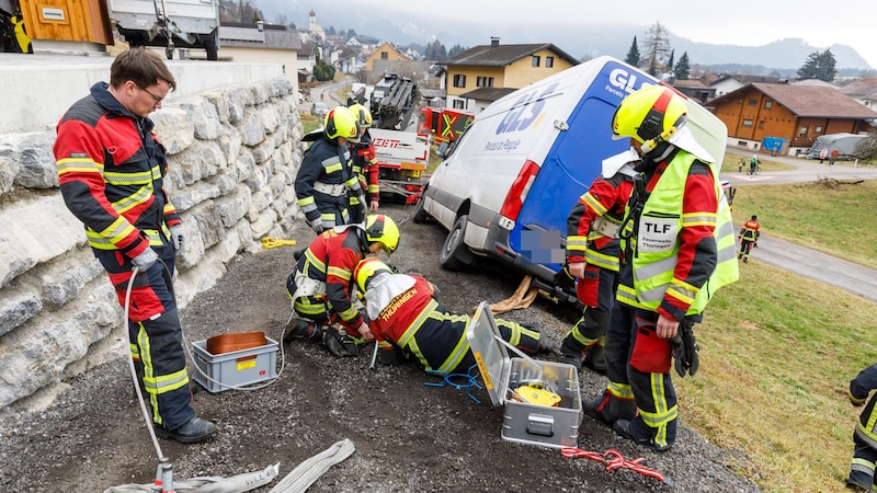 Die Florianis beim Sichern des Wagens.  (Bild: Bernd Hofmeister, Krone KREATIV)