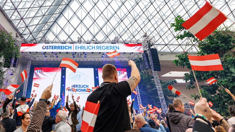 Flags and celebrations in Vösendorf (Bild: APA/TOBIAS STEINMAURER)