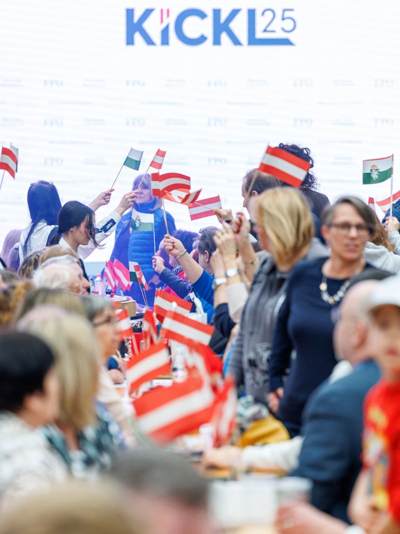 Exuberant atmosphere at the "Pyramide" event hotel in Vösendorf (Bild: APA/TOBIAS STEINMAURER)