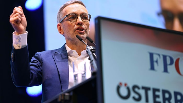 Parteichef Kickl auf der Bühne