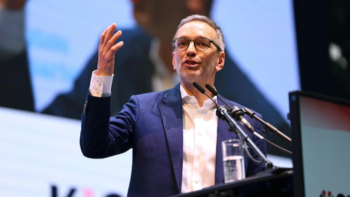 Parteichef Kickl auf der Bühne