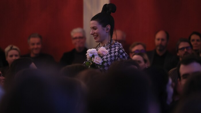 After a cover of Velvet Underground, the artist walked through the audience with flowers.