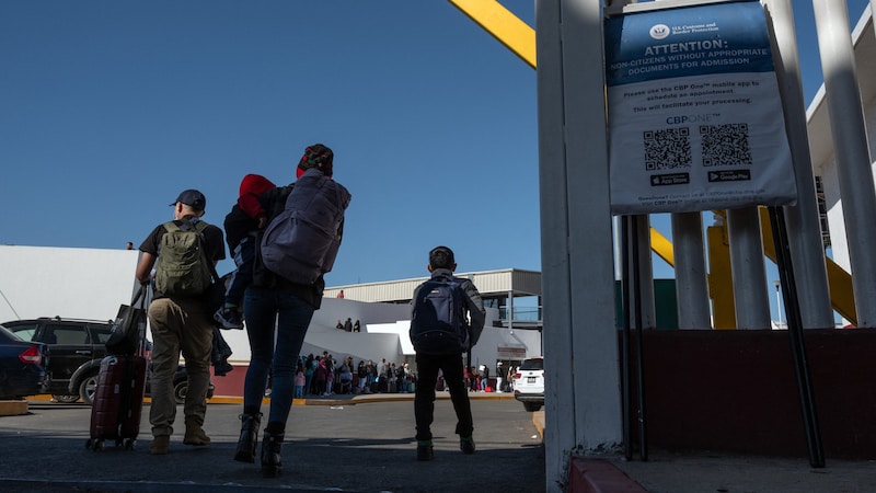 Asylsuchende am Grenzübergang El Chaparral in Tijuana (Bild: APA/AFP/Guillermo Arias)