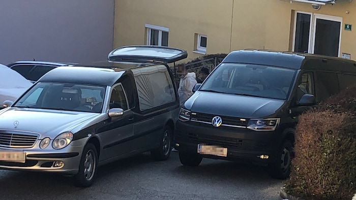 Das Opfer wurde nach dem Ende der Spurensicherung zur Obduktion gebracht.