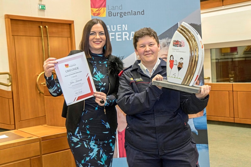 Rosa-Jochmann-Preisträgerin Julia Ivancsits mit Landeshauptmann-Stellvertreterin Astrid Eisenkopf. (Bild: LMS)