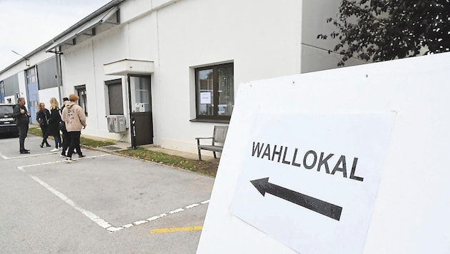 The ballot paper must be filled in personally, so you may not let your child make the cross. However, telephoning in the polling booth is permitted (Bild: Huber Patrick/P. Huber)