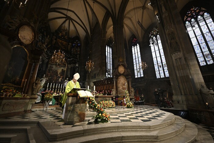 Feierlichkeiten mit Blumenschmuck im Stephansdom