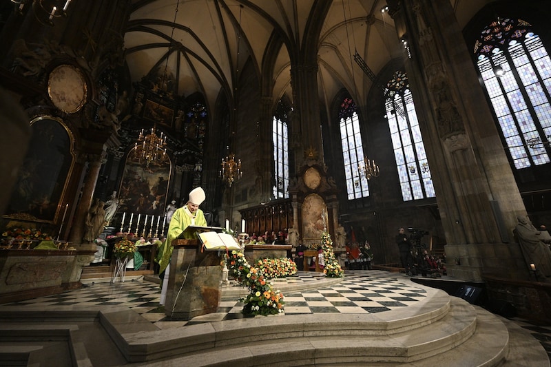 Feierlichkeiten mit Blumenschmuck im Stephansdom (Bild: Imre Antal)