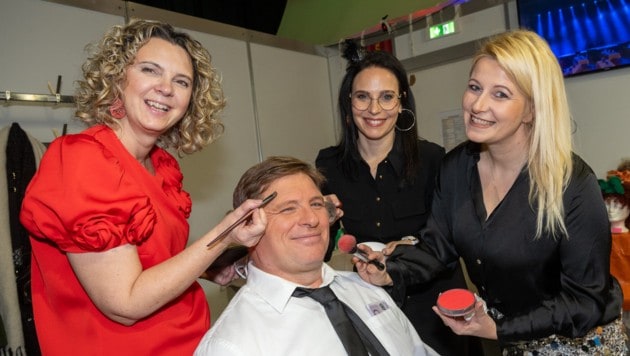 Helge Harmina lässt sich in der Maske von Gabi Steiner, Asatrid Rogel und Sonja Raupl für die Bühne stylen. (Bild: Dieter Arbeiter)