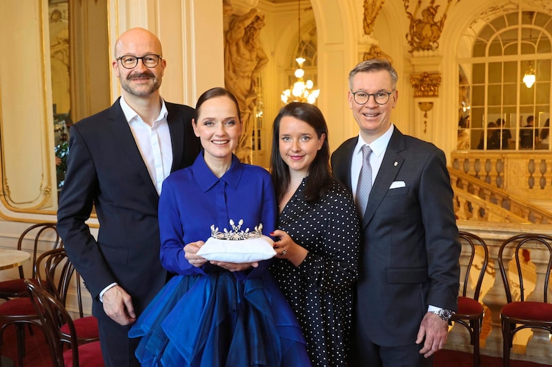 Bernd Pürcher, Eva Poleschinski, Maria Ohrenstein und Klaus Weikhard präsentierten den handgefertigten Kopfschmuck. (Bild: Jauschowetz Christian)