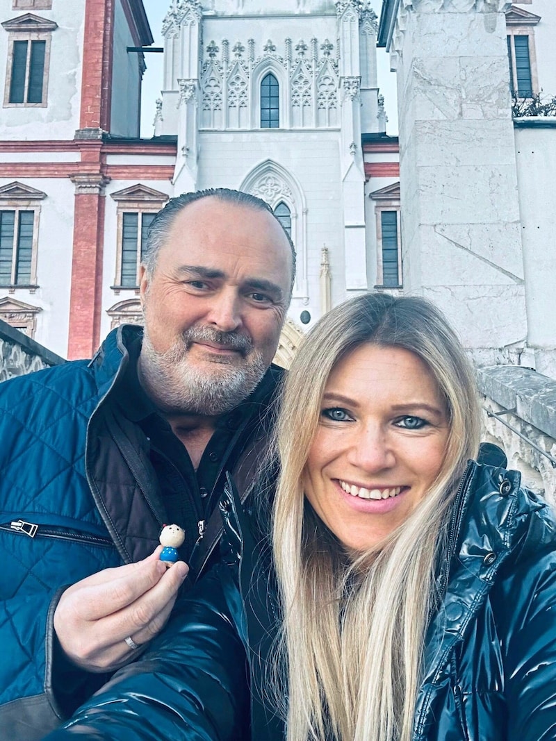 Hans Peter Doskozil with his wife Julia and lucky charm in Mariazell. (Bild: Julia Doskozil)