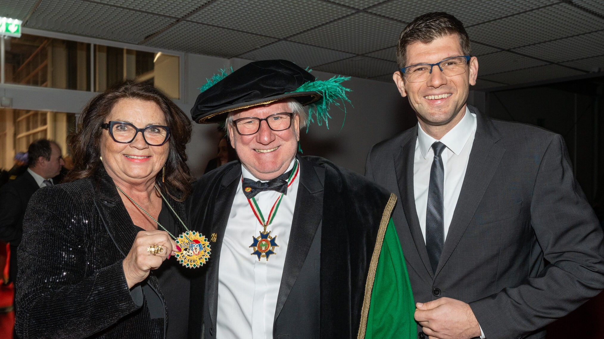 Elisabeth Scheucher und Martin Gruber mit Stadtrichter Hans Repnig. (Bild: Dieter Arbeiter)