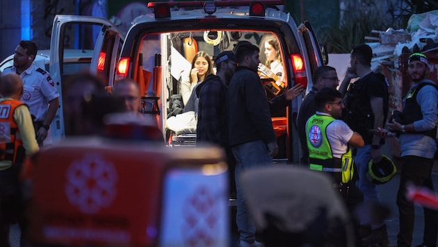 People are being treated in an ambulance at the scene of the attack. (Bild: APA/AFP/Jack GUEZ)