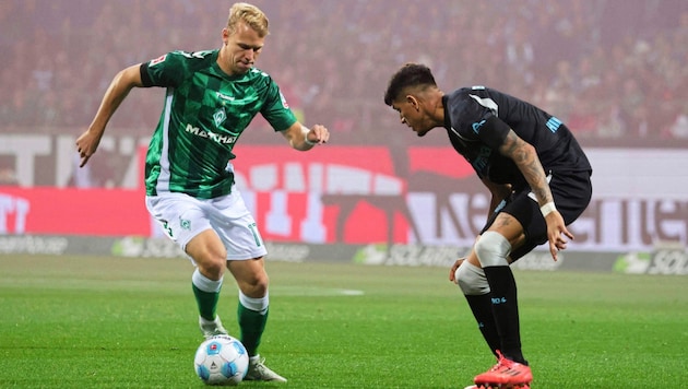 Flying high for Marco Grüll (left) at Werder Bremen. (Bild: AFP/AFP or licensors)