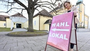 Bürgermeisterin Rita Stenger (SPÖ) im Rahmen des Öffnens des ersten Wahllokals am vorgezogenen Wahltag im burgenländischen Siegendorf (Bild: APA/Hans Klaus Techt)