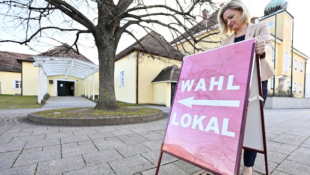 Mayor Rita Stenger (SPÖ) at the opening of the first polling station on early polling day in Siegendorf, Burgenland (Bild: APA/Hans Klaus Techt)