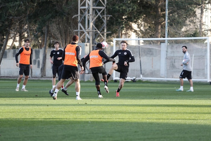 Schwarz und Co bei der ersten Trainingseinheit