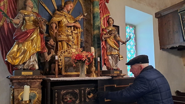 Priest Friedrich Isop presents the relics: a glove in a golden frame in front of the statue of Hildegard, a headdress and the teeth of Hildegard von Stein are kept at the side altar. (Bild: Christina Natascha Kogler)