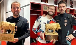 Harry Kane (l.), Konny Laimer und Thomas Müller (r.) mit dem „Salzburger Stier“