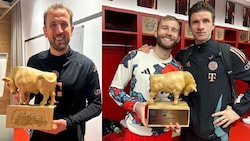 Harry Kane (l.), Konny Laimer und Thomas Müller (r.) mit dem „Salzburger Stier“ (Bild: zVg)