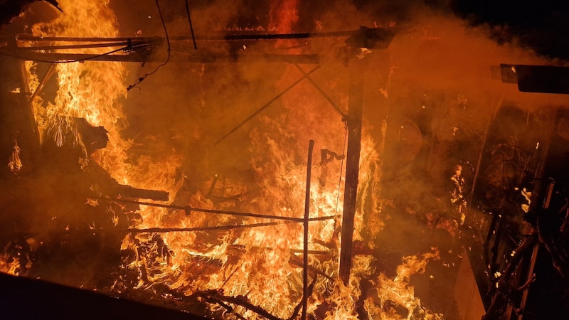 Der hölzerne Vorbau brannte lichterloh. (Bild: Berufsfeuerwehr Graz)