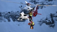 Blaise Giezendanner musste mit dem Helikopter abtransportiert werden. (Bild: AFP/APA/Marco BERTORELLO)