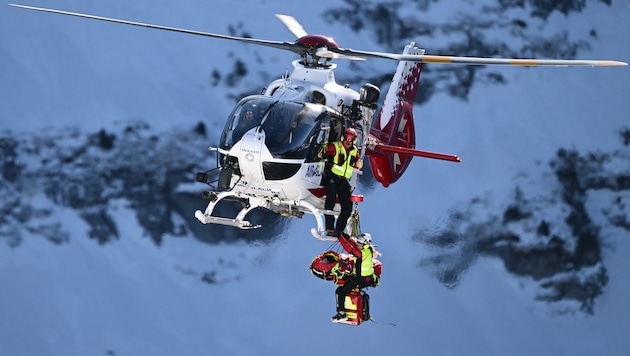 Blaise Giezendanner had to be transported away by helicopter. (Bild: AFP/APA/Marco BERTORELLO)