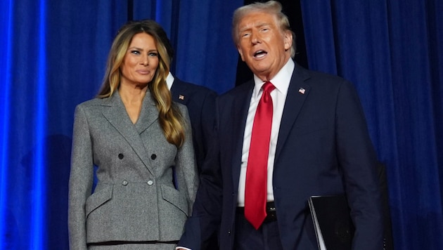 Melania Trump mit ihrem Ehemann Donald Trump nach dessen Wahlsieg im November: Was die künftige First Lady am Montag tragen wird, ist noch ein Geheimnis. (Bild: picturedesk.com/Evan Vucci / AP)