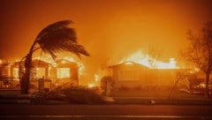 The fires in California spread quickly due to strong winds. Following initial progress in the fire-fighting work, gusts of up to 130 km/h are reported again for the beginning of the week. (Bild: APA/AP Photo/Ethan Swope, File)