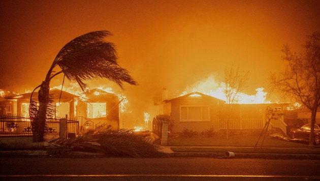 Durch Starkwinde haben sich die Feuer in Kalifornien schnell ausgebreitet. Nach ersten Fortschritten bei den Löscharbeiten werden für Anfang der Woche wieder Böen bis zu 130 km/h gemeldet. (Bild: APA/AP Photo/Ethan Swope, File)