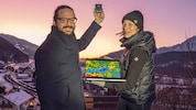 Stefan Wallner (Uni Wien) und Gabriele Trinker (Geschäftsführerin Naturpark Sölktäler) messen ...