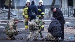 Ukrainische Soldaten sammeln Beweise nach einem russischen Raketenangriff in Kiew. (Bild: ASSOCIATED PRESS)