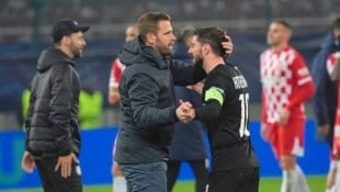 Jung-Trainer Jürgen Säumel (M. mit Kiteishvili) tritt mit Sturm in seiner früheren Heimat Italien an. (Bild: Pail Sepp/Sepp Pail)