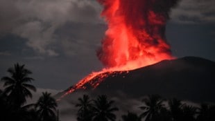 Vulkan Ibu (Bild) im Osten Indonesiens hat allein im Jänner bereits mehr als tausendmal Asche gespuckt. (Bild: AFP/Indonesian Geological Agency)