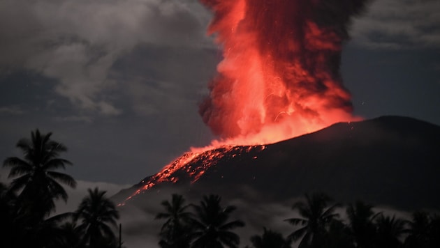 Volcano Ibu (pictured) in eastern Indonesia has already spewed ash more than a thousand times in January alone. (Bild: AFP/Indonesian Geological Agency)