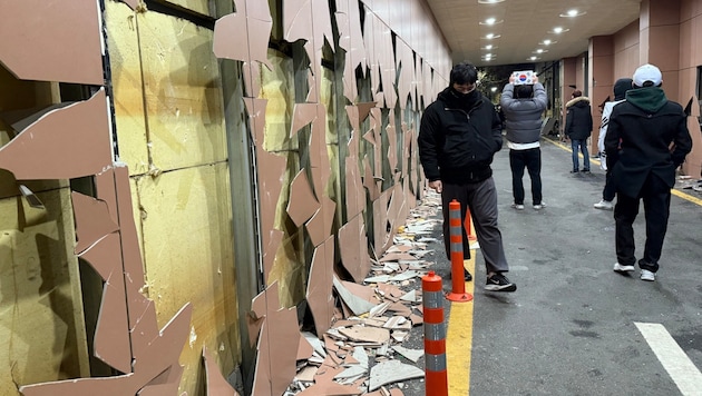 The facade of the courthouse was damaged in the incident. (Bild: APA/AFP)