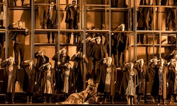Der erweiterte Opernchor ist einer der Stars des Abends