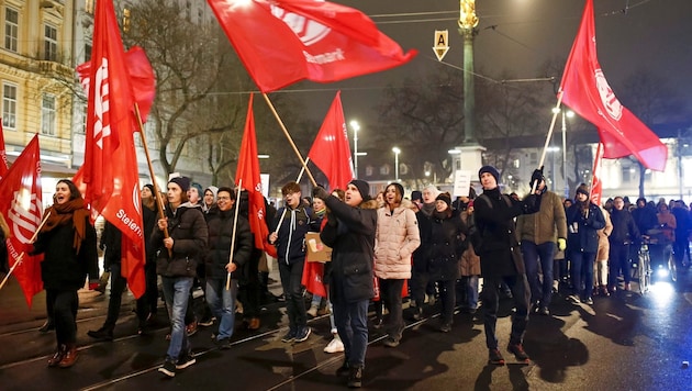 Traditionell gibt es am Tag des Akademikerballs Demonstrationen. (Bild: APA/ERWIN SCHERIAU / APA / picturedesk.com)