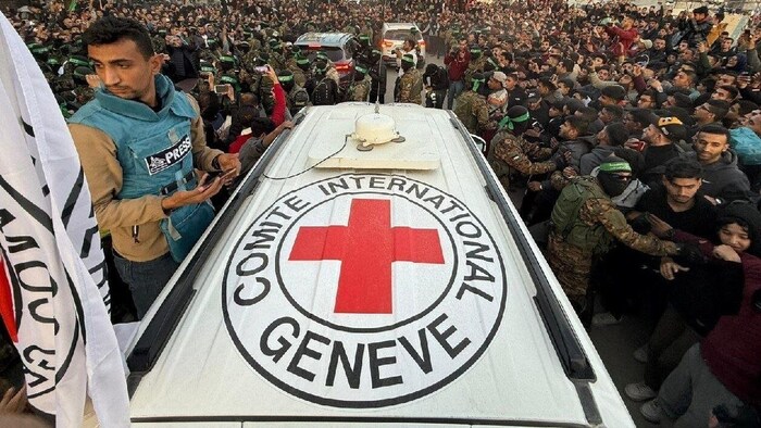 Thousands of onlookers hindered an orderly handover.