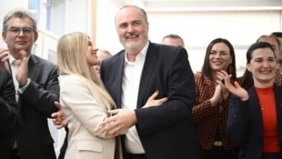 So sehen Sieger aus: Hans Peter Doskozil (SPÖ) und seine Frau Julia (Bild: Antal Imre)