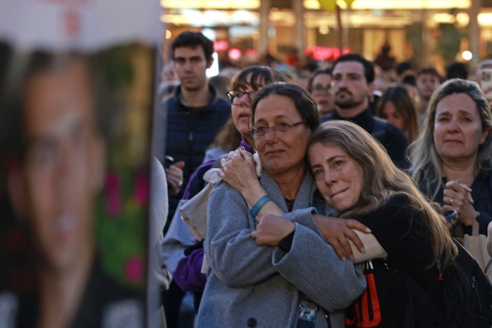 Angehörige und Unterstützende der Geiseln in Tel Aviv