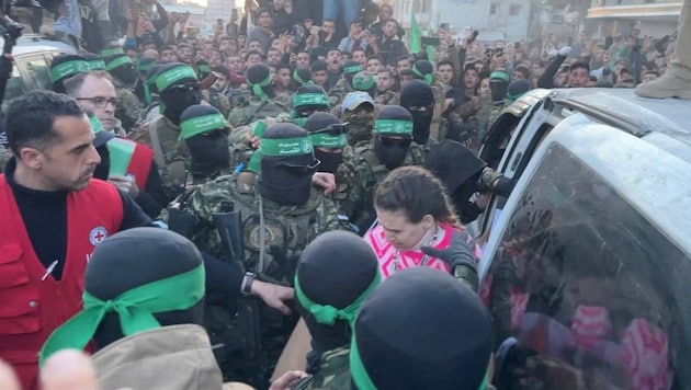 In Gaza City, the three women had to be escorted past thousands of onlookers. (Bild: OSINT)