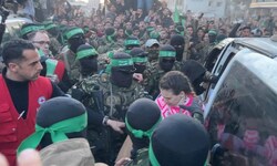 In Gaza-Stadt mussten die drei Frauen an Tausenden Schaulustigen vorbei eskortiert werden.