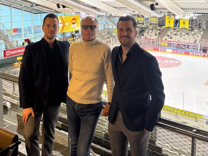 Lukas Garhofer (left) and Patrick Wondra (right) with Caps president Martin Reiss in the Steffl Arena. 