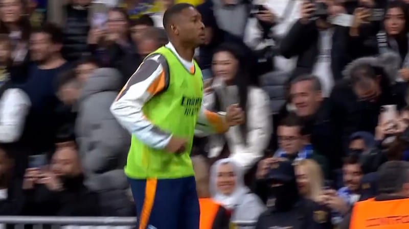 Alaba was sent off to warm up at the start of the second half! (Bild: Screenshot DAZN)