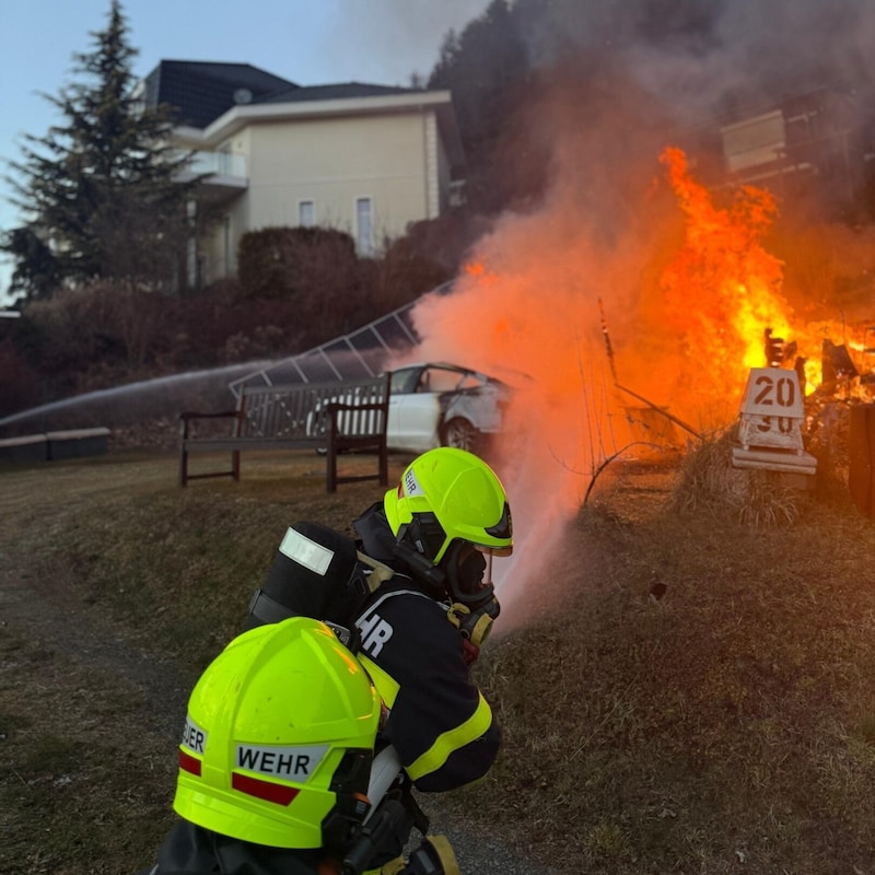 Einsätze mit E-Autos sind herausfordernd, die Feuerwehrleute werden eigens dafür geschult. (Bild: FF Millstatt)