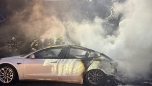 Die Feuerwehren konnten das Feuer unter Kontrolle bringen. (Bild: FF Millstatt)